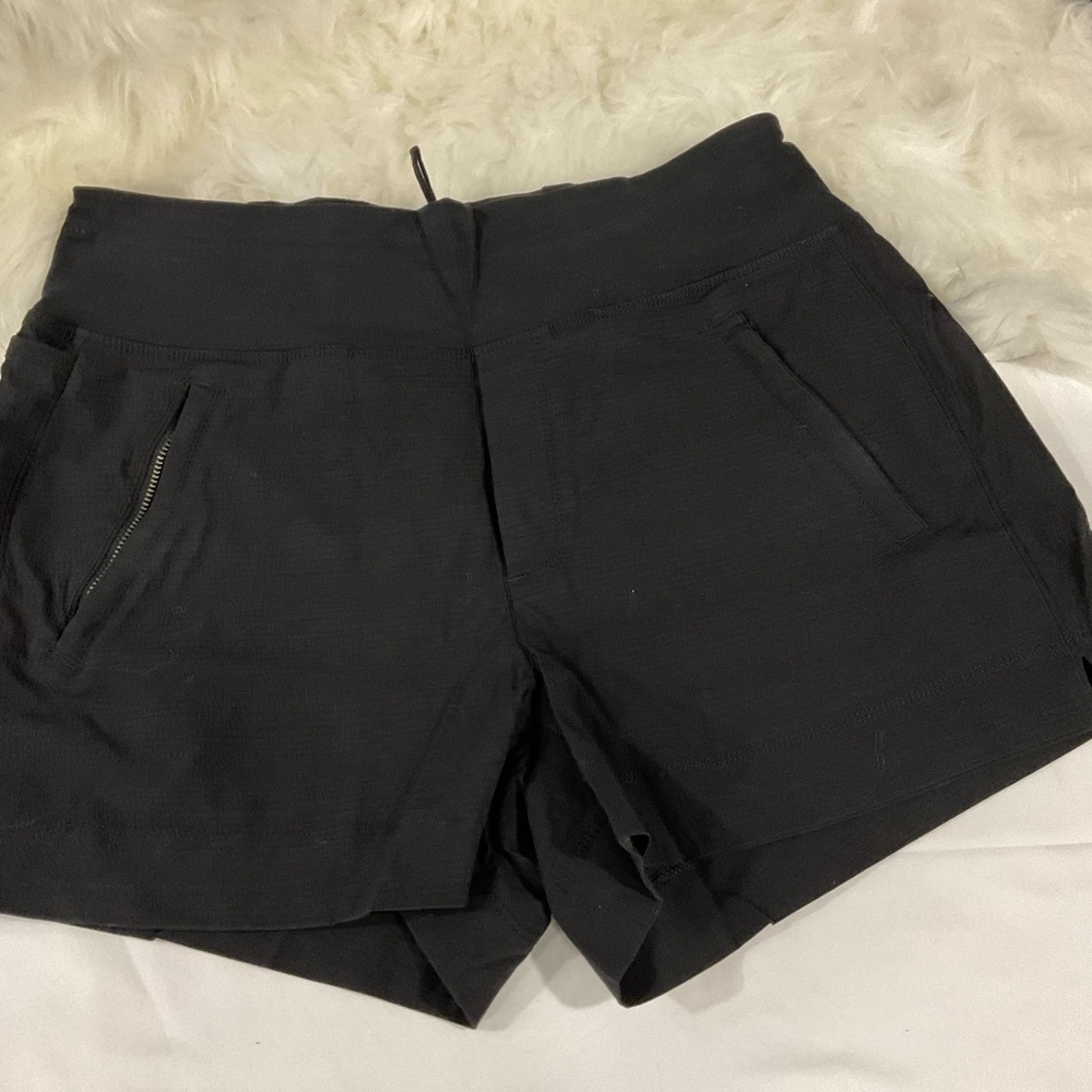 Athleta Trekkie North Short Size 6